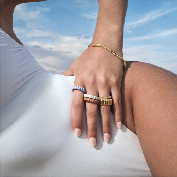 Mejuri Charlotte Ring - Picture 7 of 7